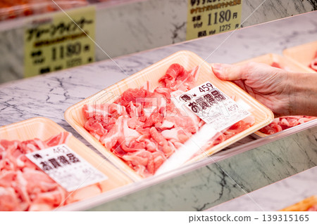 一位女士在超市買肉時的雙手 139315165