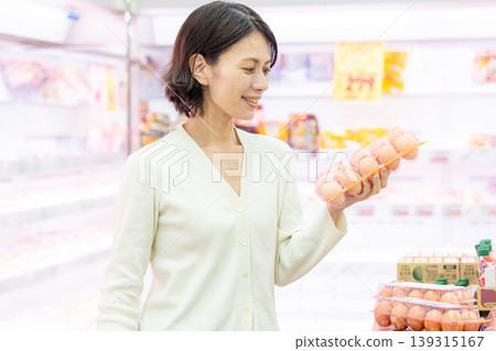 Woman buying eggs Woman buying eggs 139315167