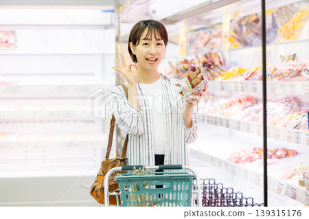 Meat section, shopping, woman Meat section, shopping, woman 139315176
