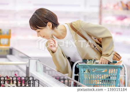 A woman shopping after work A woman shopping after work 139315184