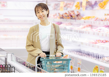 A woman shopping after work 139315185