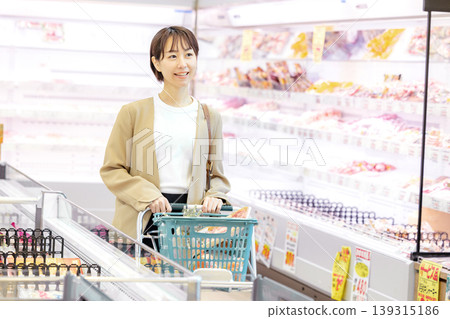 A woman shopping after work 139315186