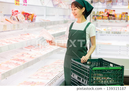Supermarket employee, meat counter 139315187