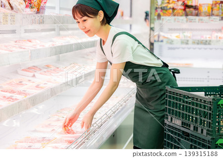 Supermarket employee, meat counter 139315188