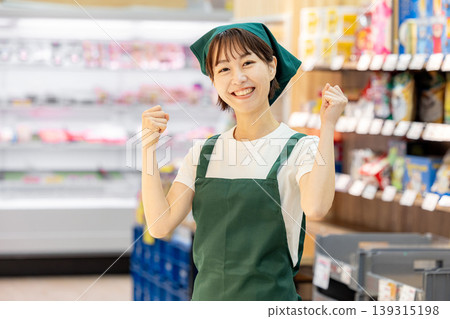 在超市工作的女性 139315198