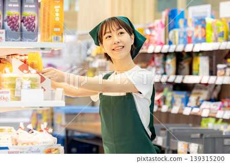 在超市工作的女性 139315200