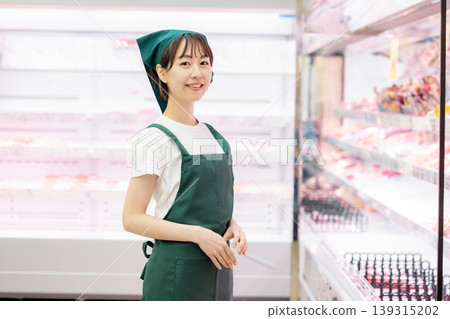 Female working in a supermarket Female working in a supermarket 139315202