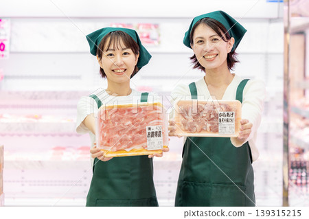 在超市工作的女性 139315215