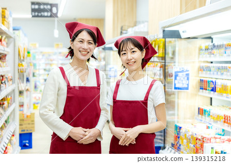 在超市工作的女性 139315218
