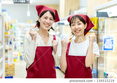 在超市工作的女性 139315219
