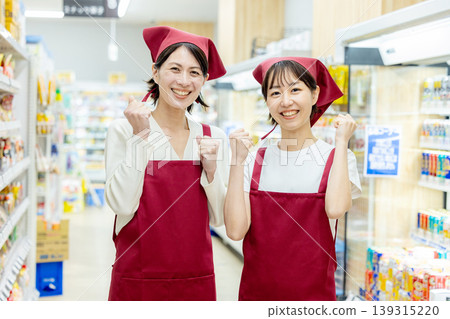 在超市工作的女性 139315220