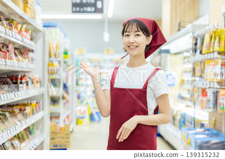 在超市工作的女性 139315232