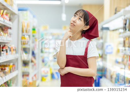 一位在超市工作的女子心事重。 139315234