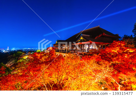 清水寺燈光璀璨的舞台與秋葉美景 清水寺燈光璀璨的舞台與秋葉美景 139315477