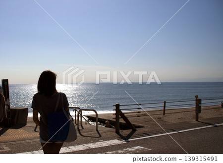湘南海岸的地平線和一位女性的輪廓 139315491