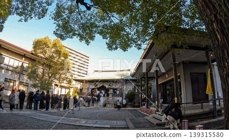 東京龜戶香取神社,人們排隊進行一年中的第一次神社參拜。 東京龜戶香取神社,人們排隊進行一年中的第一次神社參拜。 139315580