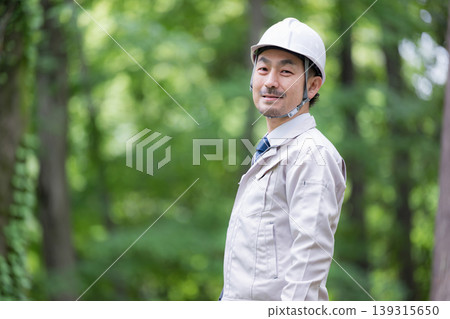 Portrait of a field worker: Safety management and DX operations; close-up of the upper body, looking directly at the camera. Portrait of a field worker: Safety management and DX operations; close-up of the upper body, looking directly at the camera. 139315650