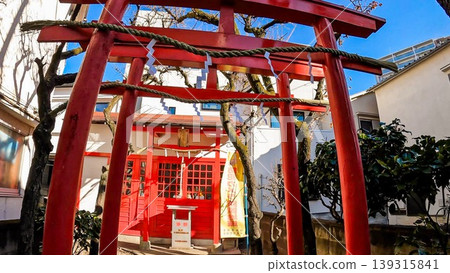 The torii gate and shrine building of Umeyashiki Fushimi Inari Shrine in Tokyo. The torii gate and shrine building of Umeyashiki Fushimi Inari Shrine in Tokyo. 139315841
