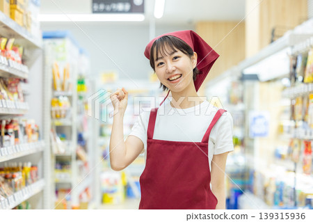 在超市工作的女性 139315936