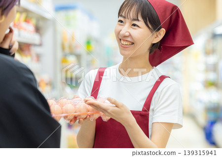 在超市工作的女性 139315941