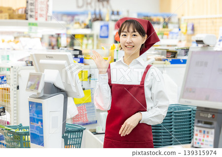 在超級收銀台工作的女人 139315974
