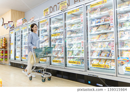 一位家庭主婦正在冷凍食品區購物。 139315984