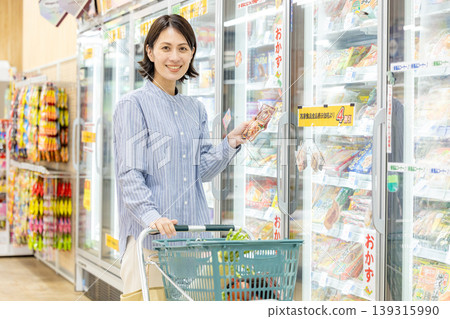 一位家庭主婦正在冷凍食品區購物。 139315990
