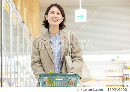一位女士下班回家途中在超市購物 一位女士下班回家途中在超市購物 139316000