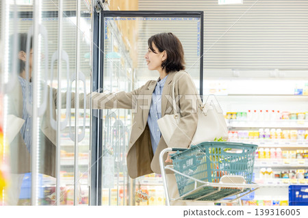 一位女士下班回家途中在超市購物 139316005