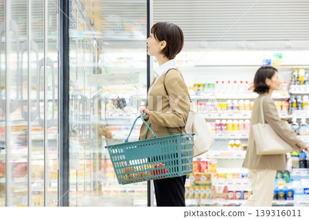 一位女士下班回家途中在超市購物 一位女士下班回家途中在超市購物 139316011