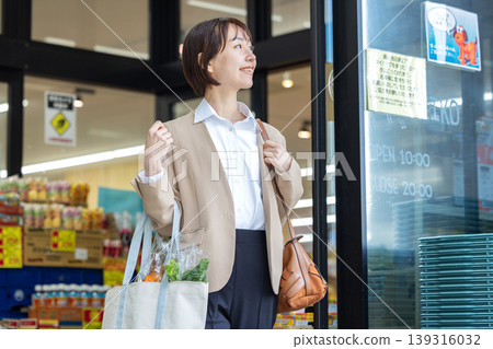 Women shopping at supermarkets Women shopping at supermarkets 139316032