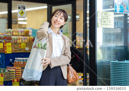 婦女在超市購物 139316033