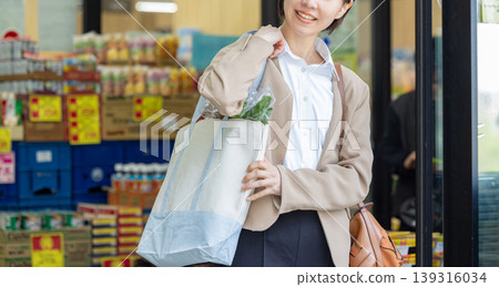 Women shopping at supermarkets 139316034