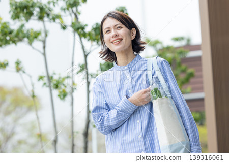 Outside housewife Outside housewife 139316061
