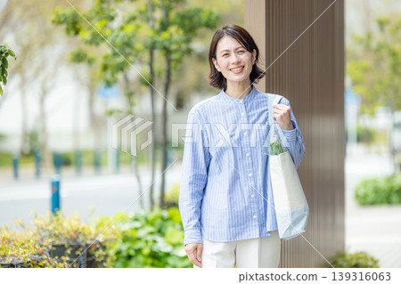 家庭主婦在外面 139316063