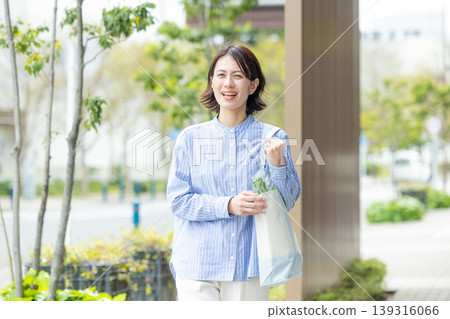 Outside housewife Outside housewife 139316066