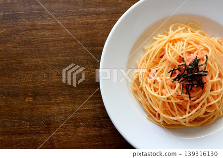 從正上方視角拍攝的以桌子為背景的明太子意麵。 從正上方視角拍攝的以桌子為背景的明太子意麵。 139316130