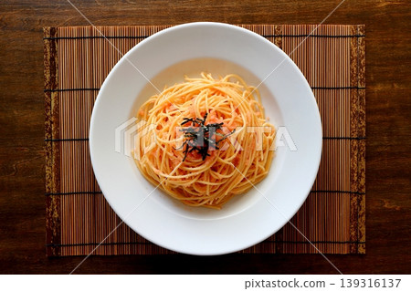 從正上方視角拍攝的以桌子為背景的明太子意麵。 從正上方視角拍攝的以桌子為背景的明太子意麵。 139316137