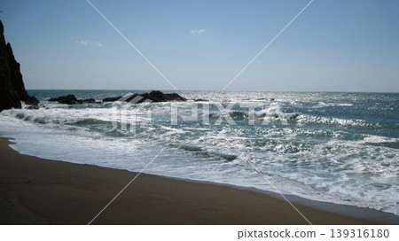 湛藍的春日天空,波濤洶湧的日本海,以及高聳奇形怪狀的岩石。 湛藍的春日天空,波濤洶湧的日本海,以及高聳奇形怪狀的岩石。 139316180