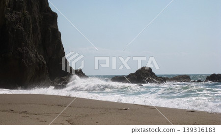 湛藍的春日天空,波濤洶湧的日本海,以及高聳奇形怪狀的岩石。 湛藍的春日天空,波濤洶湧的日本海,以及高聳奇形怪狀的岩石。 139316183