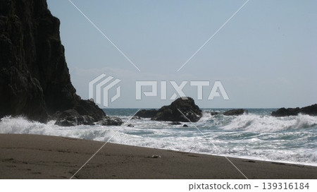 湛藍的春日天空，波濤洶湧的日本海，以及高聳奇形怪狀的岩石。 139316184