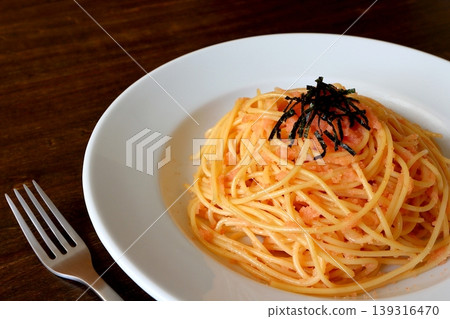 桌子背景可以看到明太子意麵。 桌子背景可以看到明太子意麵。 139316470