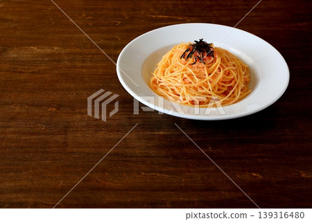 桌子背景可以看到明太子意麵。 桌子背景可以看到明太子意麵。 139316480