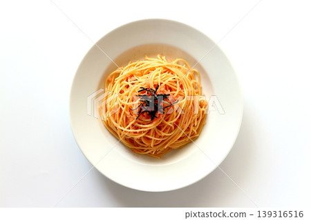 白色背景上的明太子意麵,從正上方拍攝。 白色背景上的明太子意麵,從正上方拍攝。 139316516