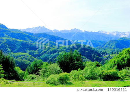 五月的北阿爾卑斯山;白雪皚皚的鹿島槍山;信州山脈;信州自然風光 五月的北阿爾卑斯山;白雪皚皚的鹿島槍山;信州山脈;信州自然風光 139316531