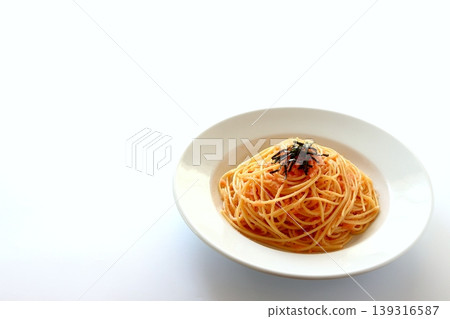 白色背景上的明太子意麵 白色背景上的明太子意麵 139316587