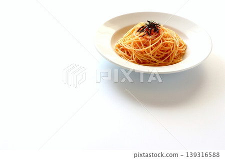 白色背景上的明太子意麵 白色背景上的明太子意麵 139316588