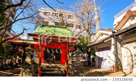 東京榎戶稻荷神社的鳥居與禮拜殿（東京都墨田區） 139316698