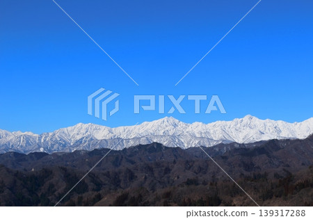 三月從小川村眺望的北阿爾卑斯山;白雪皚皚的北阿爾卑斯山;信州的山脈。 三月從小川村眺望的北阿爾卑斯山;白雪皚皚的北阿爾卑斯山;信州的山脈。 139317288