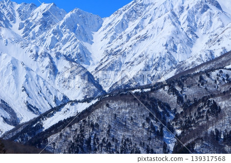 三月從白馬岩嶽山頂眺望北阿爾卑斯山脈；信州山脈；白雪皚皚的北阿爾卑斯山脈 139317568